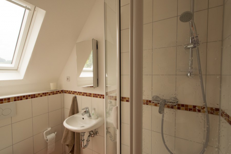 Bad mit Dusche u. WC