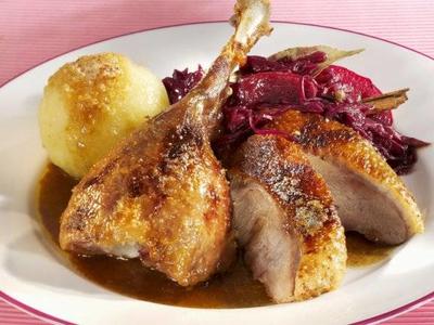 Gänsekeule mit Knödel und Rotkraut